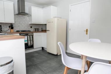 Three Bedroom House By Be More Homely Serviced Accommodation & Apartments Shirley Solihull A Cosy House Sleeps 7 FREE PARKING Close To The NEC and BHX Airport