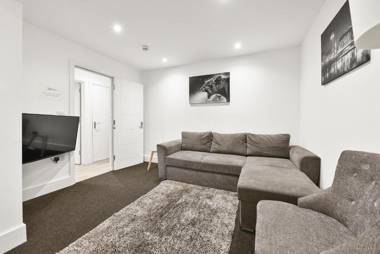 Rochfords Serviced House with 5 Bedrooms 4 bathrooms up to 12 beds