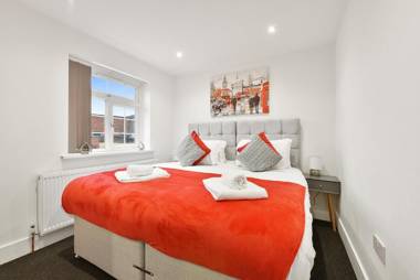 Rochfords Serviced House with 5 Bedrooms 4 bathrooms up to 12 beds