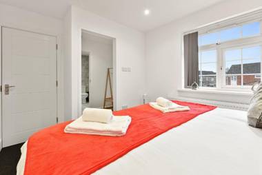 Rochfords Serviced House with 5 Bedrooms 4 bathrooms up to 12 beds