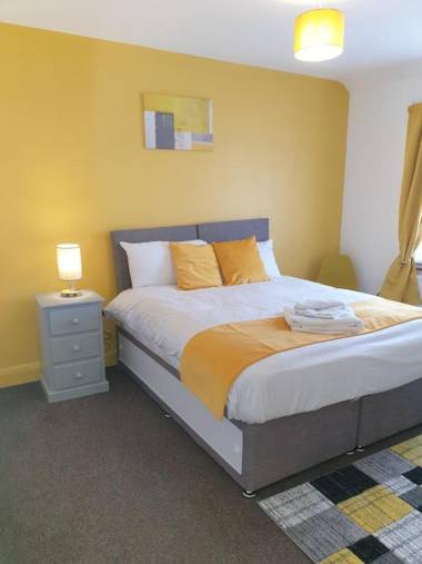 Large 4bed house up to 7beds parking Slough Train Station