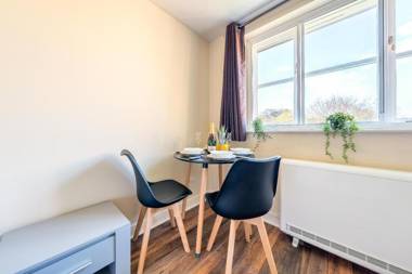 Lovegrove Contractor Stay with Free WI-FI in Slough