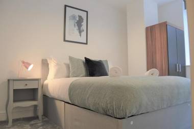 Book our Royal Suite today! Elegant spacious 2 bed apartment in the city centre - perfect for work or leisure!