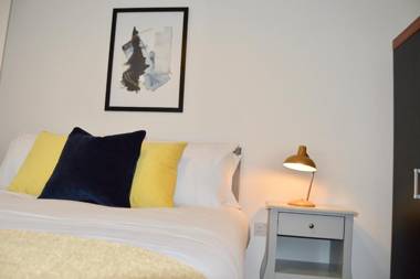 Sleeps 5 with 2 bedrooms and sofabed perfect for work or leisure stylish spacious city centre apartment book our Queen Suite today!