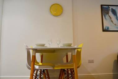 Sleeps 5 with 2 bedrooms and sofabed perfect for work or leisure stylish spacious city centre apartment book our Queen Suite today!