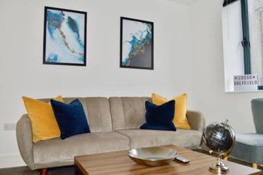 Sleeps 5 with 2 bedrooms and sofabed perfect for work or leisure stylish spacious city centre apartment book our Queen Suite today!