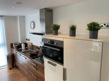 Sleeps up to 6 single beds available with perfect city centre location for work or leisure Amazing city views!