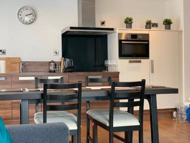 Sleeps up to 6 single beds available with perfect city centre location for work or leisure Amazing city views!