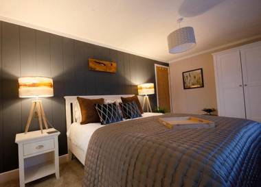 Hollicarrs - The Rushes