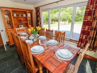 1 Homecroft Bungalows