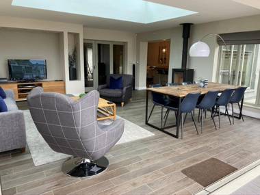 Amber Cottage - Luxury Cottage Hot Tub Sea Views and Log Burner