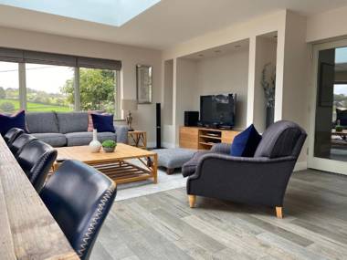 Amber Cottage - Luxury Cottage Hot Tub Sea Views and Log Burner