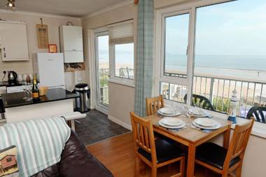 Mermaid Apartment - Sea Front Apartment with Views