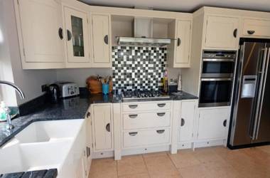 Priory Cottage - Luxury Cottage Near to Beach