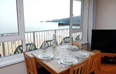 Sea Urchins Apartment - Sea Front Apartment with Views Pet Friendly