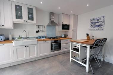 Valley Retreat - Peaceful Location Walk to Beach Parking