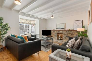 Ivydene - Beautiful Cottage Stone Throw from Beach Wonderful Sea Views