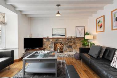 Ivydene - Beautiful Cottage Stone Throw from Beach Wonderful Sea Views