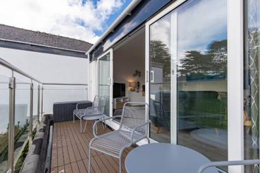 25 Coedrath Park - Sea Views from Balcony Short Walk to Beach Parking