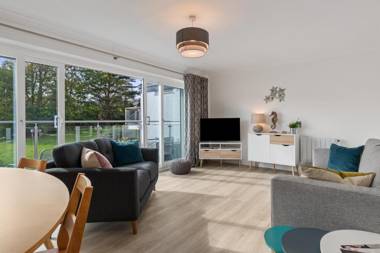 25 Coedrath Park - Sea Views from Balcony Short Walk to Beach Parking