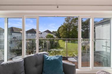 25 Coedrath Park - Sea Views from Balcony Short Walk to Beach Parking