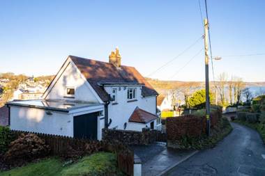 Four Oaks - Sea Views Parking Enclosed Garden Dog Friendly