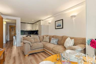 12 Rhodewood - Modern Apartment Close to Village and Beach