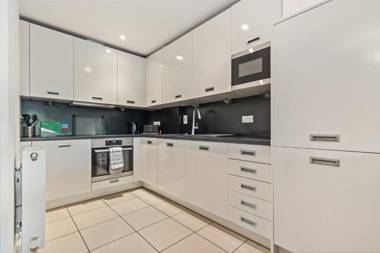 12 Rhodewood - Modern Apartment Close to Village and Beach