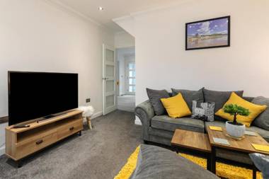 Ocean Waves - Ground Floor Apartment Pet Friendly Enclosed Garden