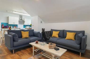 The Beach Apartment - Walk to Beach Parking Enclosed Garden