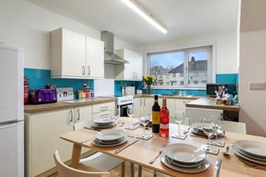 The Beach Apartment - Walk to Beach Parking Enclosed Garden