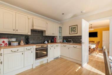 Sunningdale - Beach Side Cottage Sea Views Parking