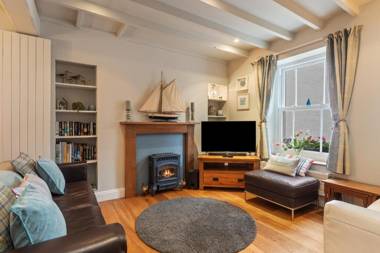 A Stone's Throw - Sea Views Yards from Beach