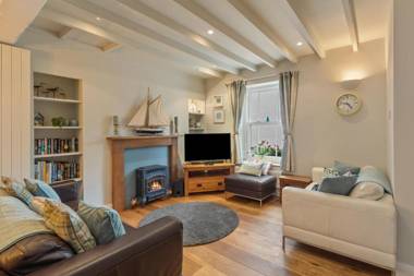 A Stone's Throw - Sea Views Yards from Beach