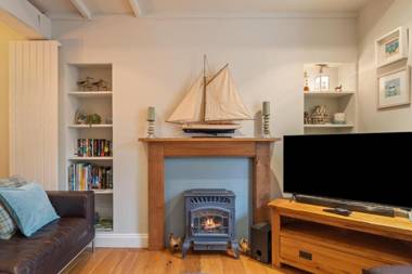 A Stone's Throw - Sea Views Yards from Beach