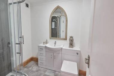 Host & Stay - Amber Shores