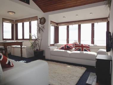 Seagulls Nest Whitsand Bay