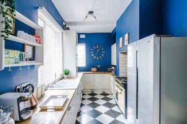 Rest & Recharge in Salford nr MediaCityUK (4 bedrooms 6 beds 2 bathrooms Free Parking)