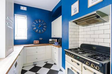 Rest & Recharge in Salford nr MediaCityUK (4 bedrooms 6 beds 2 bathrooms Free Parking)