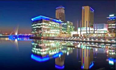 Exquisite Cosy 2-Bed Apartment in Salford