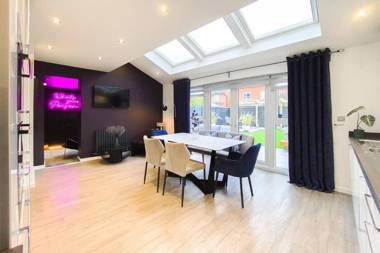 Stunning 4 Bed House with Cinema Room & Parking