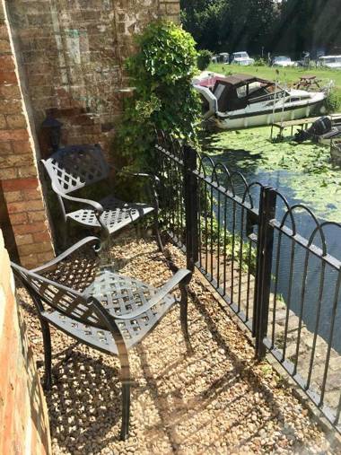 River Courtyard Apartment In The Heart Of Stneots