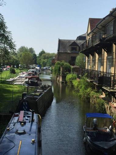 Waterfront Apartment In The Heart Of St Neots