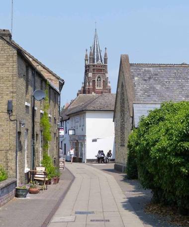 Waterfront Apartment In The Heart Of St Neots