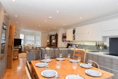 Queens Mews a contemporary beach side holiday home for 6