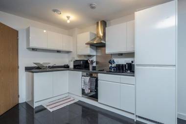 Beautiful 3-Bed Apartment in Romford Image court