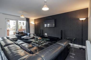 Beautiful 3-Bed Apartment in Romford Image court