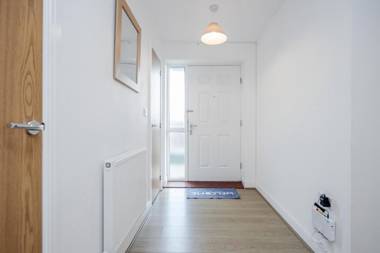 Impeccable 2-Bed Apartment in Romford image court