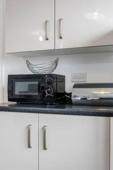 Impeccable 2-Bed Apartment in Romford image court