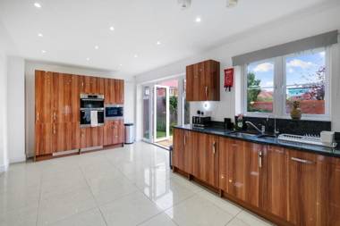 Luxury 5 bedroom Serviced House Leavesden